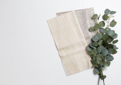 Échantillons de tissus et eucalyptus