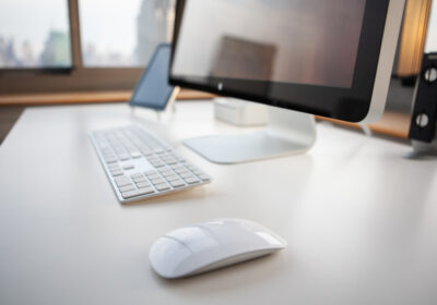 Bureau blanc avec ordinateur