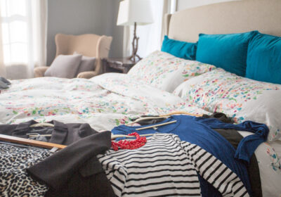 Lit confortable dans une chambre